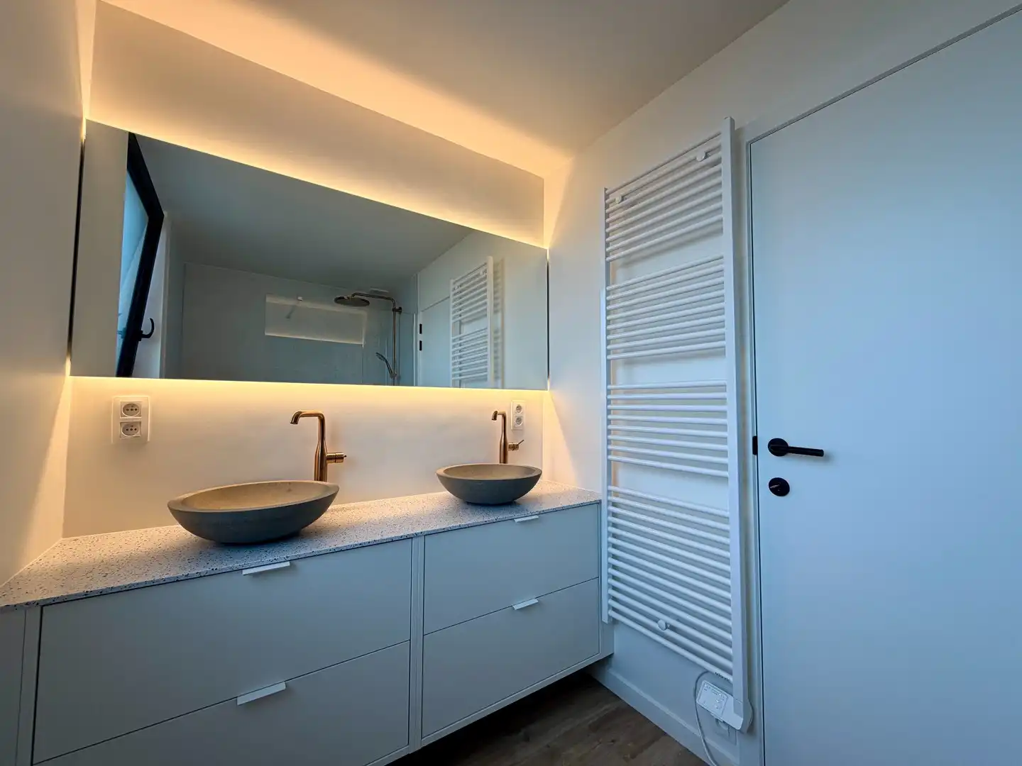 Volledig gerenoveerde woning vlakbij centrum Kortrijk met garage! foto 9