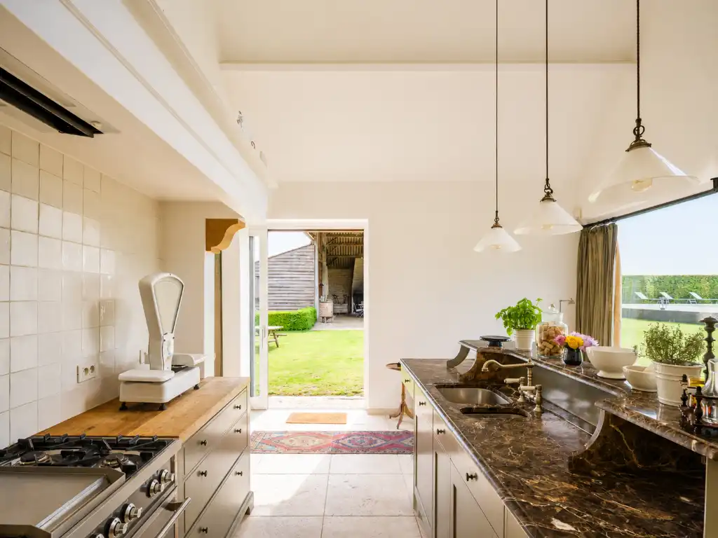 Karaktervolle gerenoveerde hoeve met zwembad en wijngaard op 4.700 m² te Vurste. foto 3
