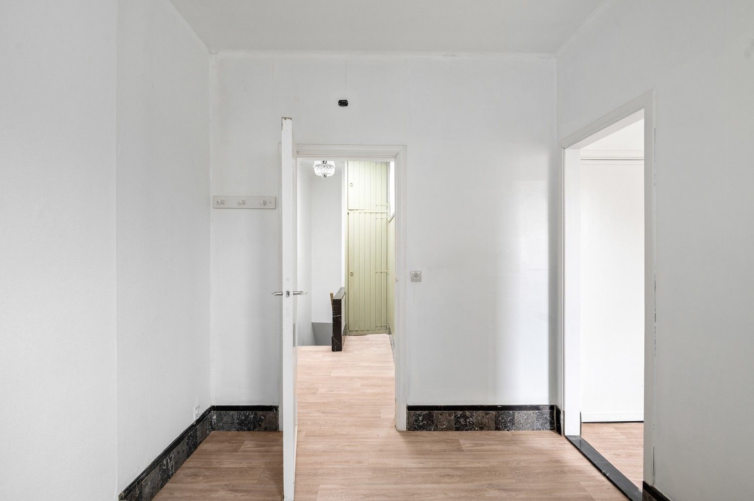 Magazijn met woonst en een 1 slaapkamer appartement te Deurne! foto 32