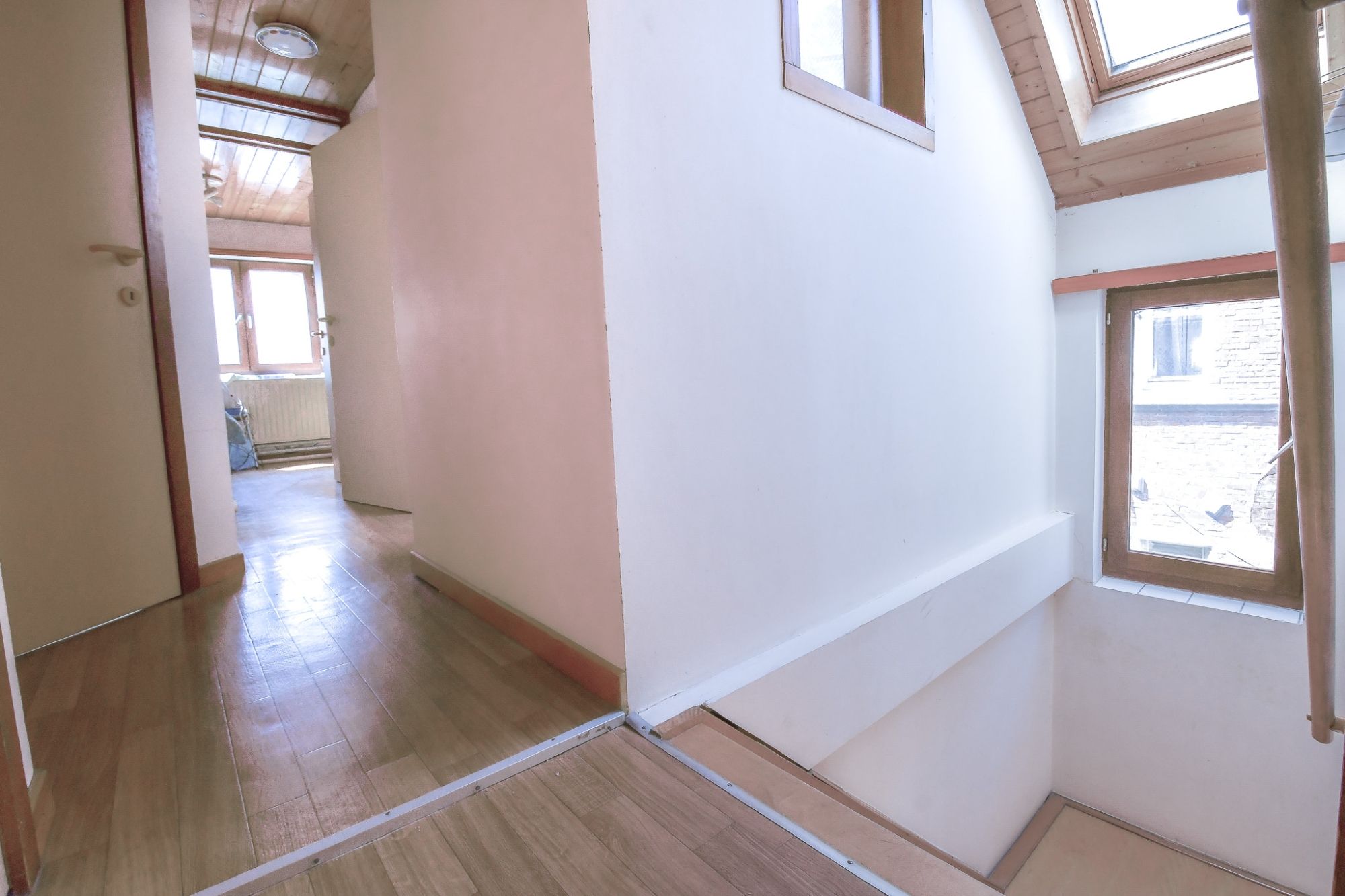 Ruime lichtrijke hoekwoning met 4 slpk en stadskoer foto 8