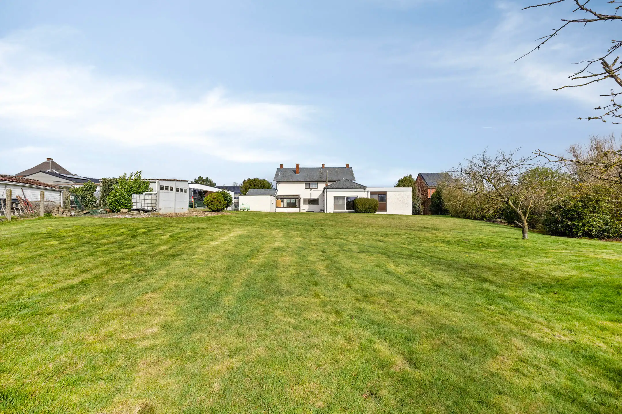 Ruime woonst met praktijkruimte op een perceel van 24 are foto 25