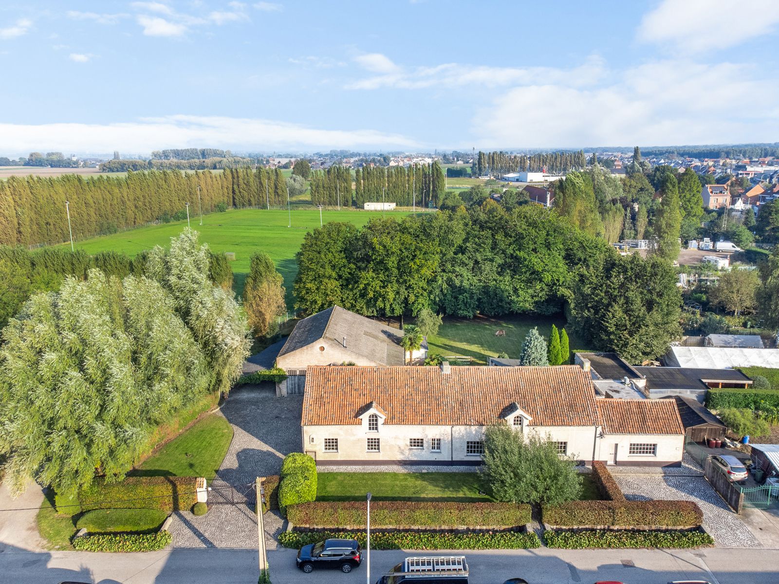 Gerenoveerde hoevewoning met praktijk en paardenstallen.  foto 2