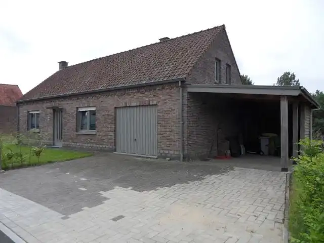Rustig gelegen BUNGALOW, 2 slaapkamers / bureel, garage en tuin op 4 are 66 ca foto 2