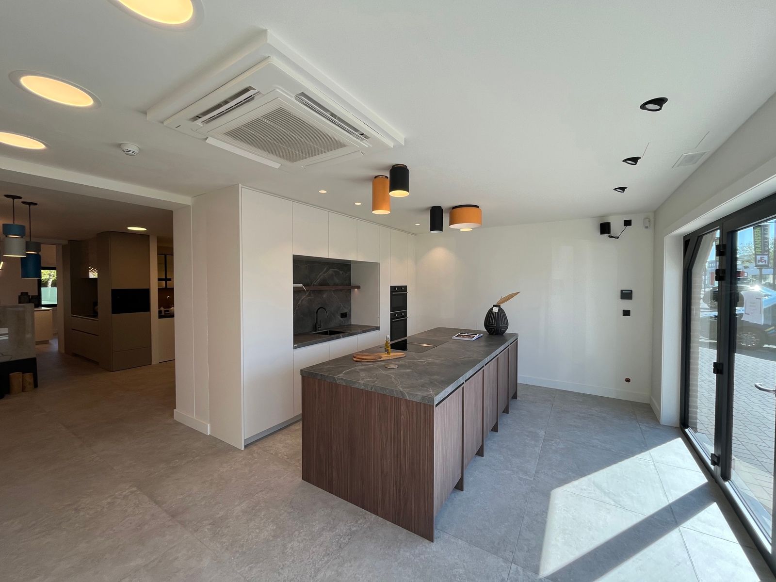 Winkel/showroom met topzichtbaarheid in Hasselt foto 4