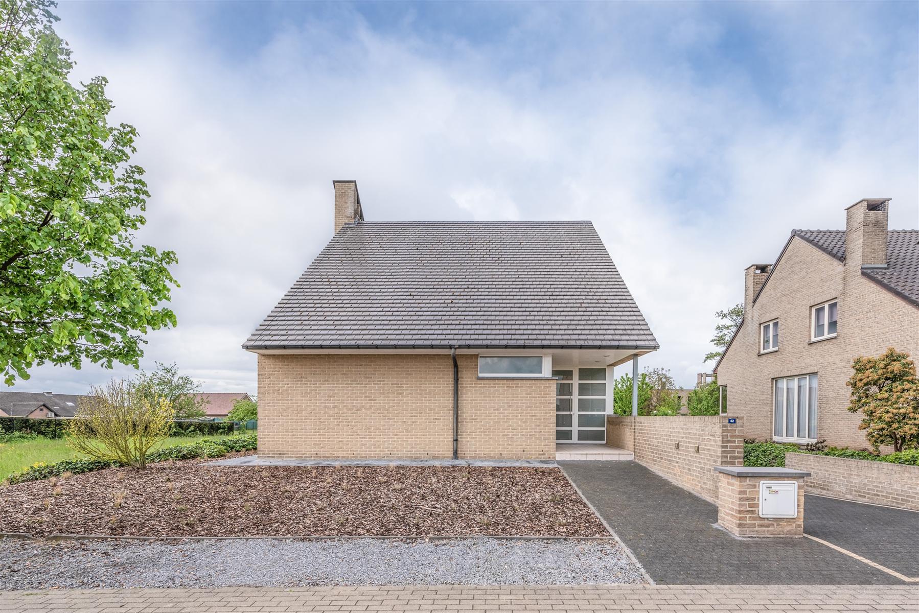 Lichtrijke woning met zuidelijk georiënteerde tuin foto {{pictureIndex}}