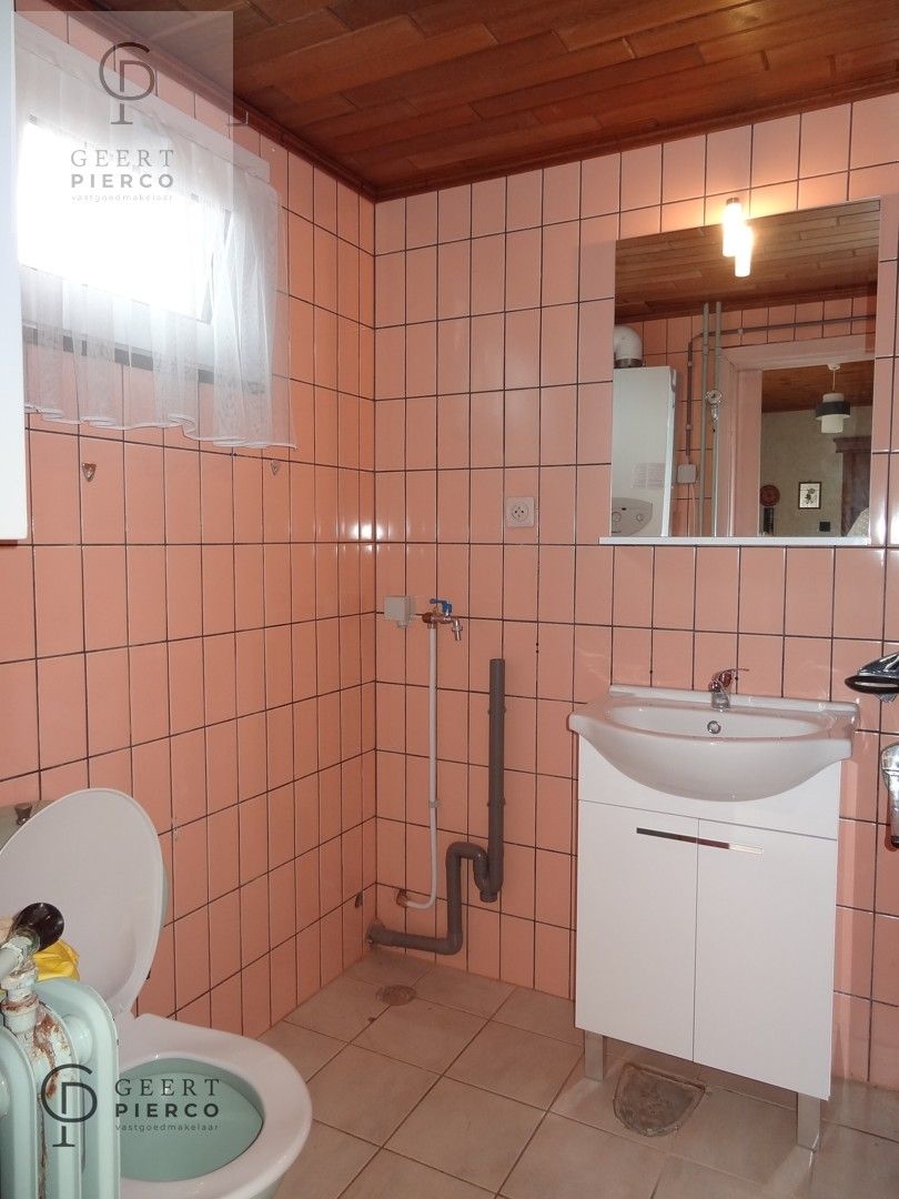 Centraal tussen Hasselt en Sint-Truiden, treffen we aan de Steenweg 56 te Alken deze te renoveren woning met drie slaapkamer, garage en tuin op een perceel van 8a03ca (breedte perceel circa 22m). foto 14