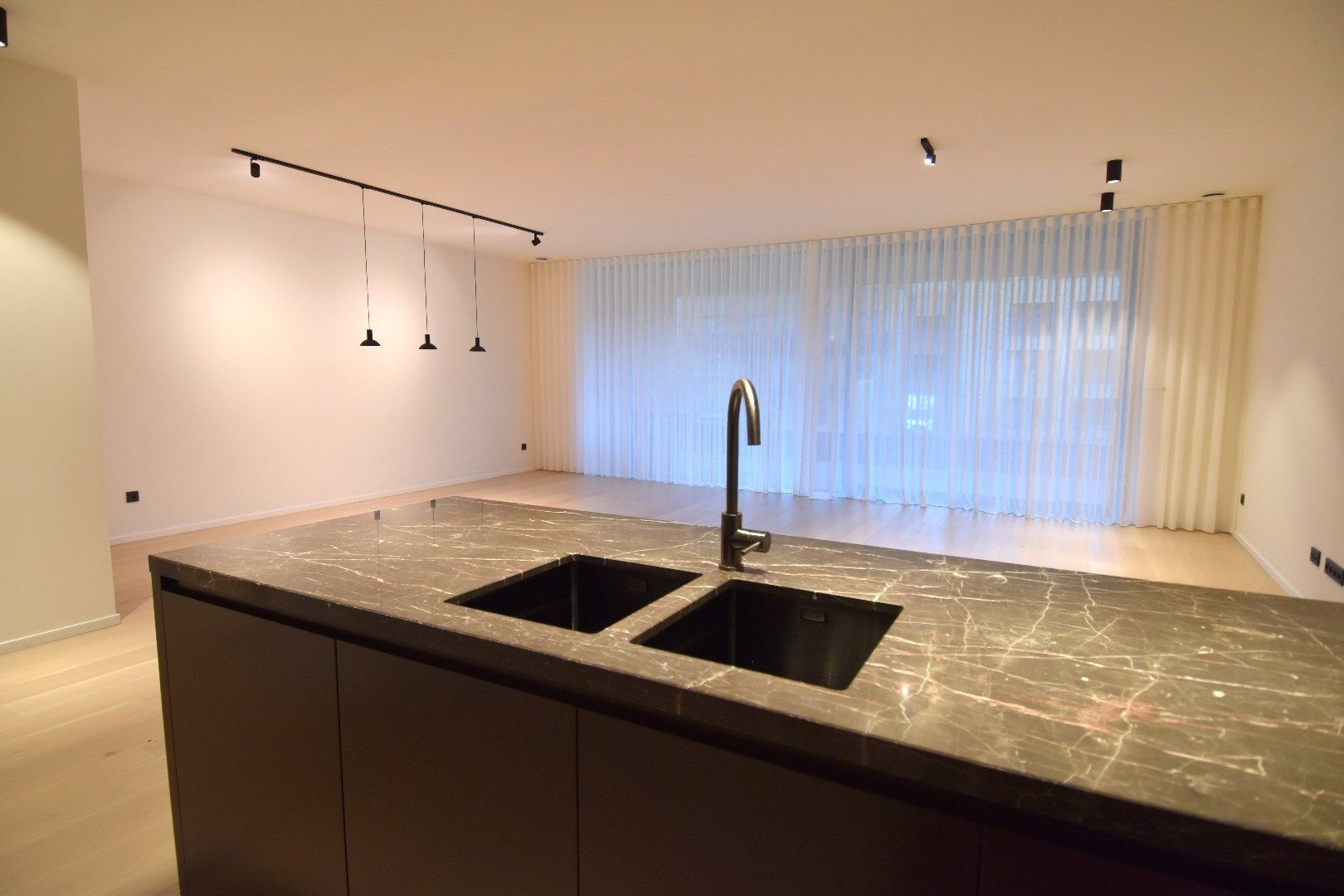 Luxe appartement in het hartje van Kortrijk aan de Leie en Broeltorens foto 9