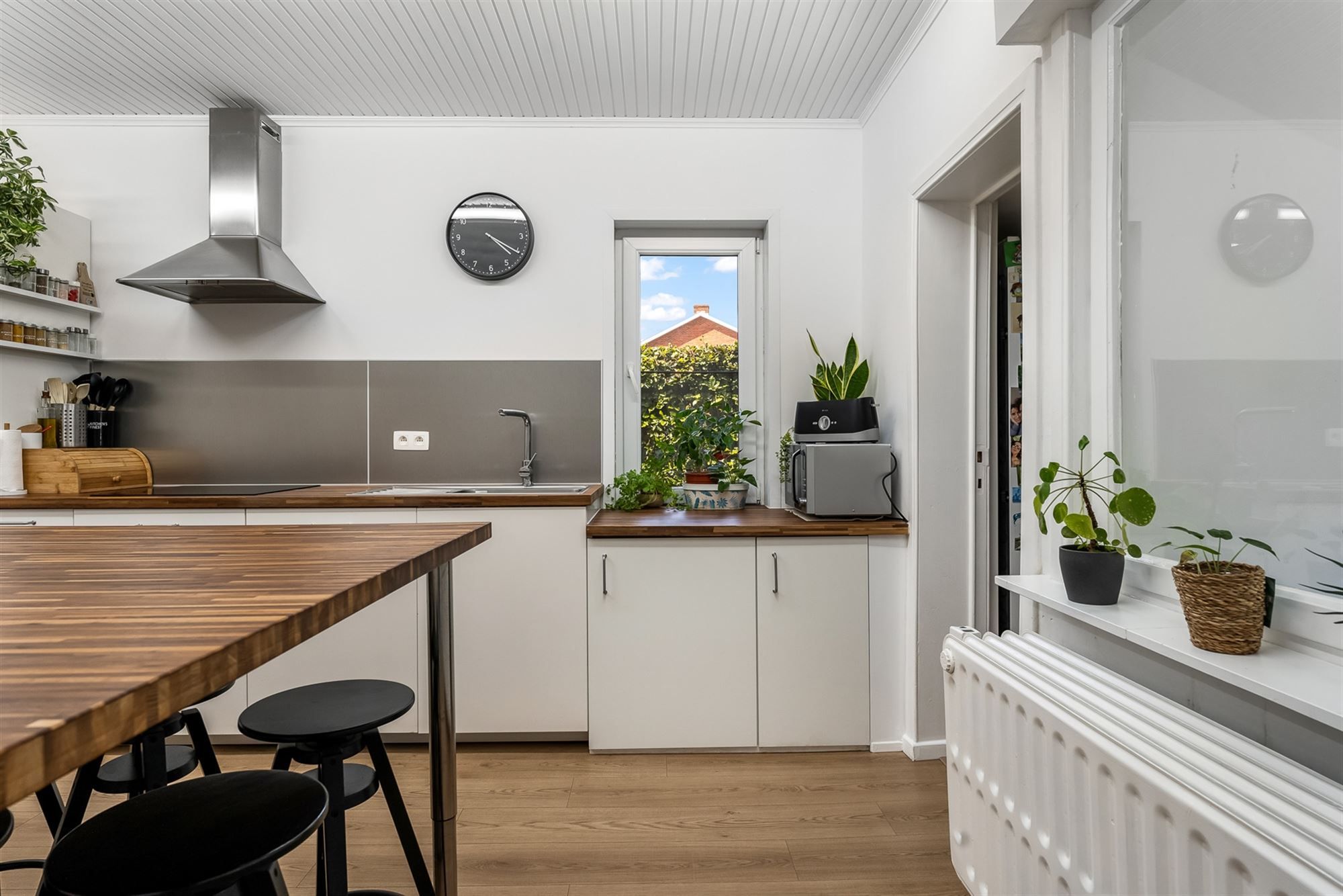 KNAP GERENOVEERDE WONING MET 3 SLAAPKAMERS UITERST RUSTIG GELEGEN OP EEN PERCEEL VAN 9A44CA TE KOERSEL foto 3