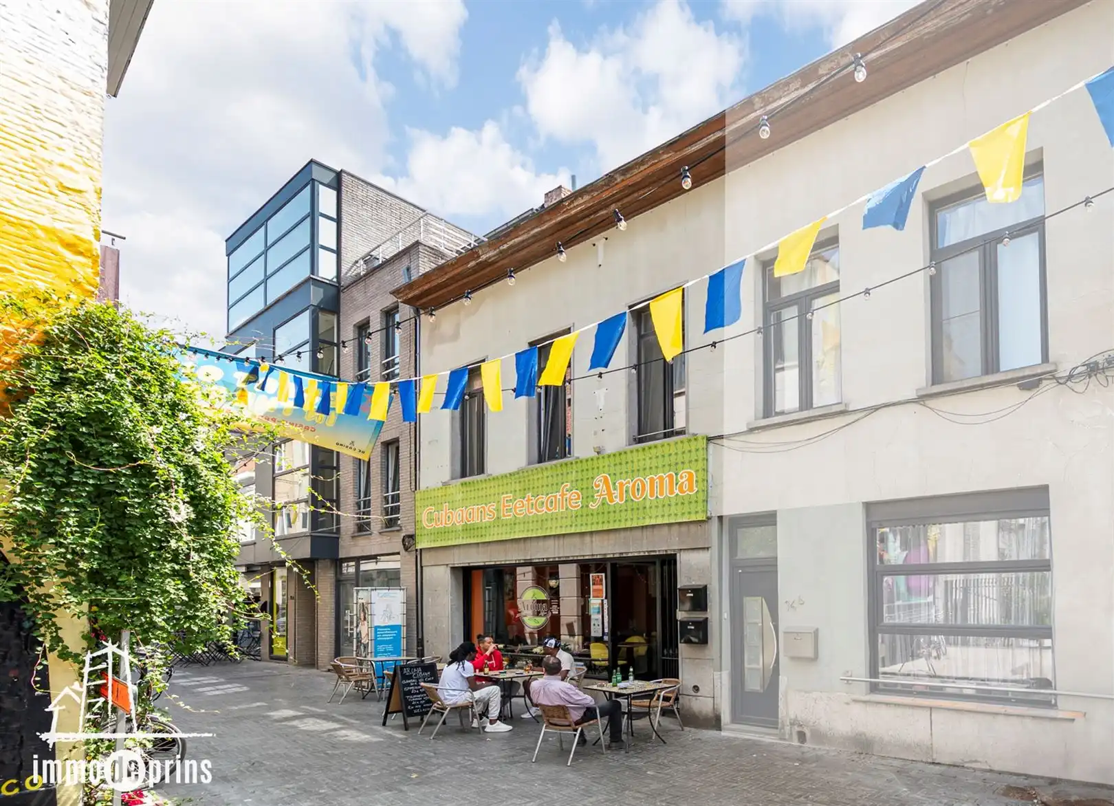 Opbrengsteigendom winkel met woonst  foto {{pictureIndex}}