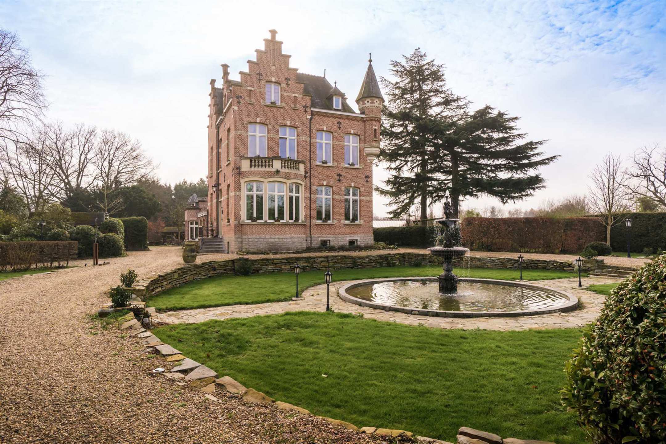 Uitzonderlijke kasteelvilla met siertuin en boomgaard foto 16