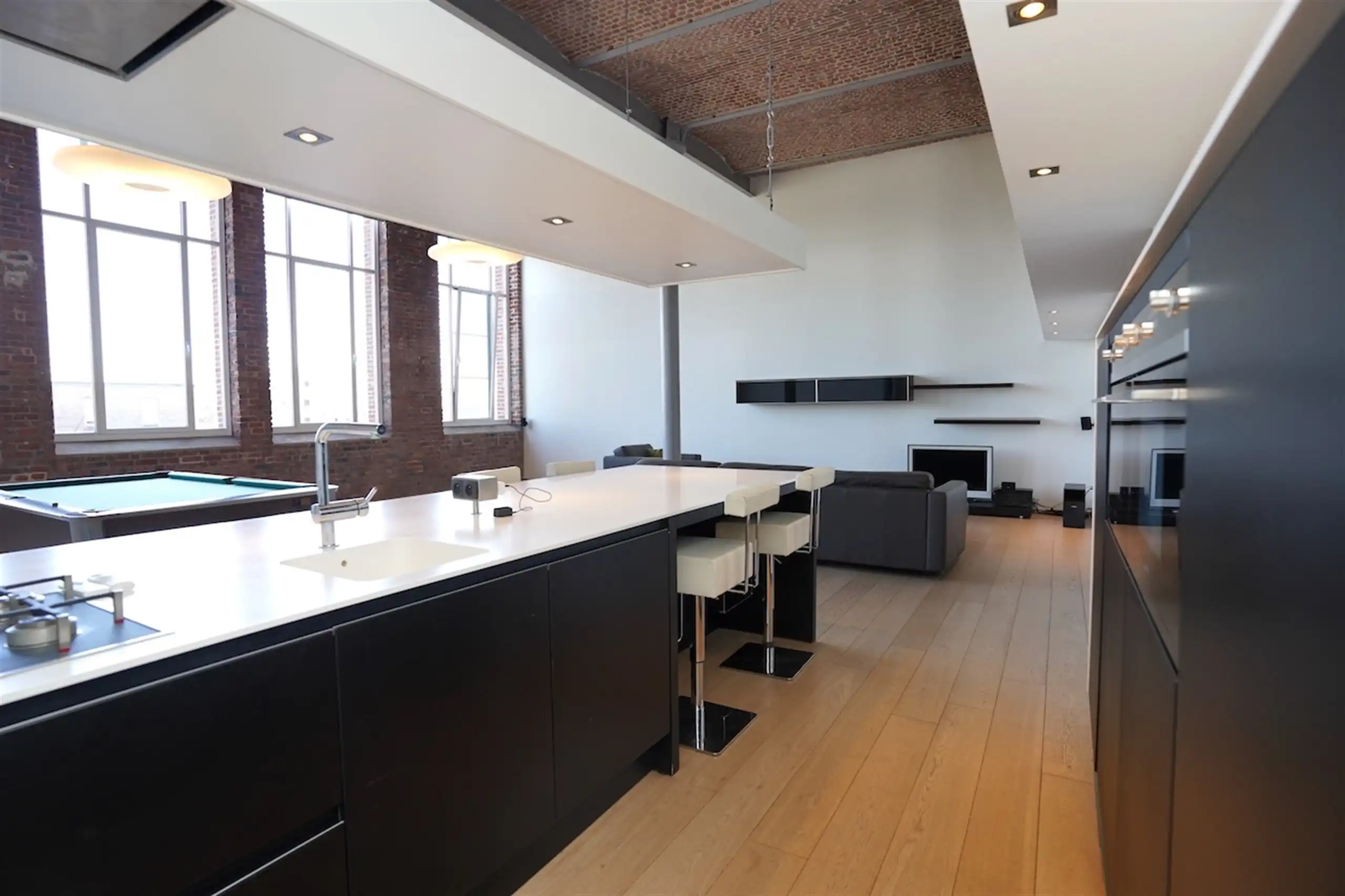 Verrassende, heldere loft met plafondhoogten van 6 m! foto 4