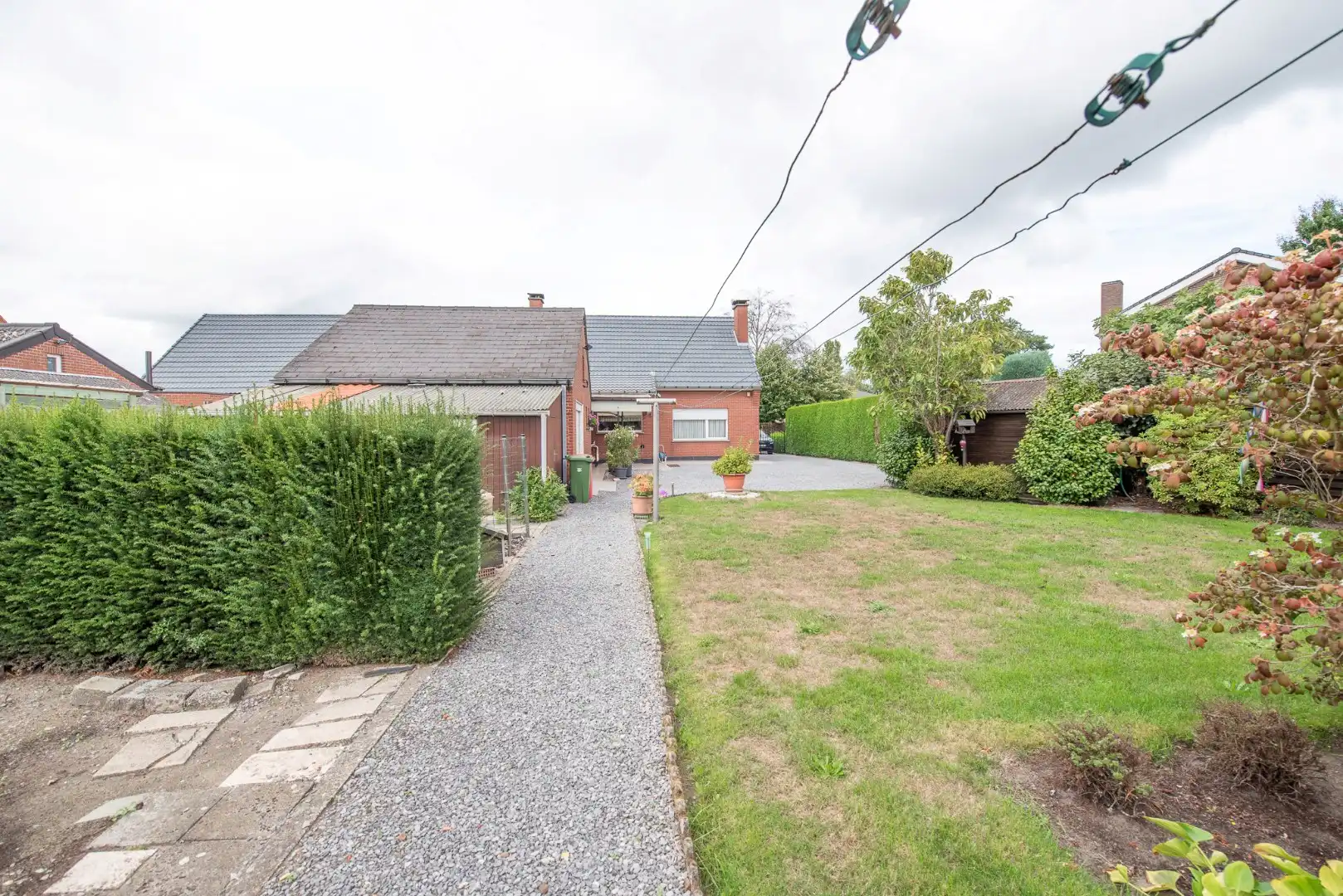 Goed onderhouden, open bebouwing met 3 slaapkamers op 831 m² foto 4