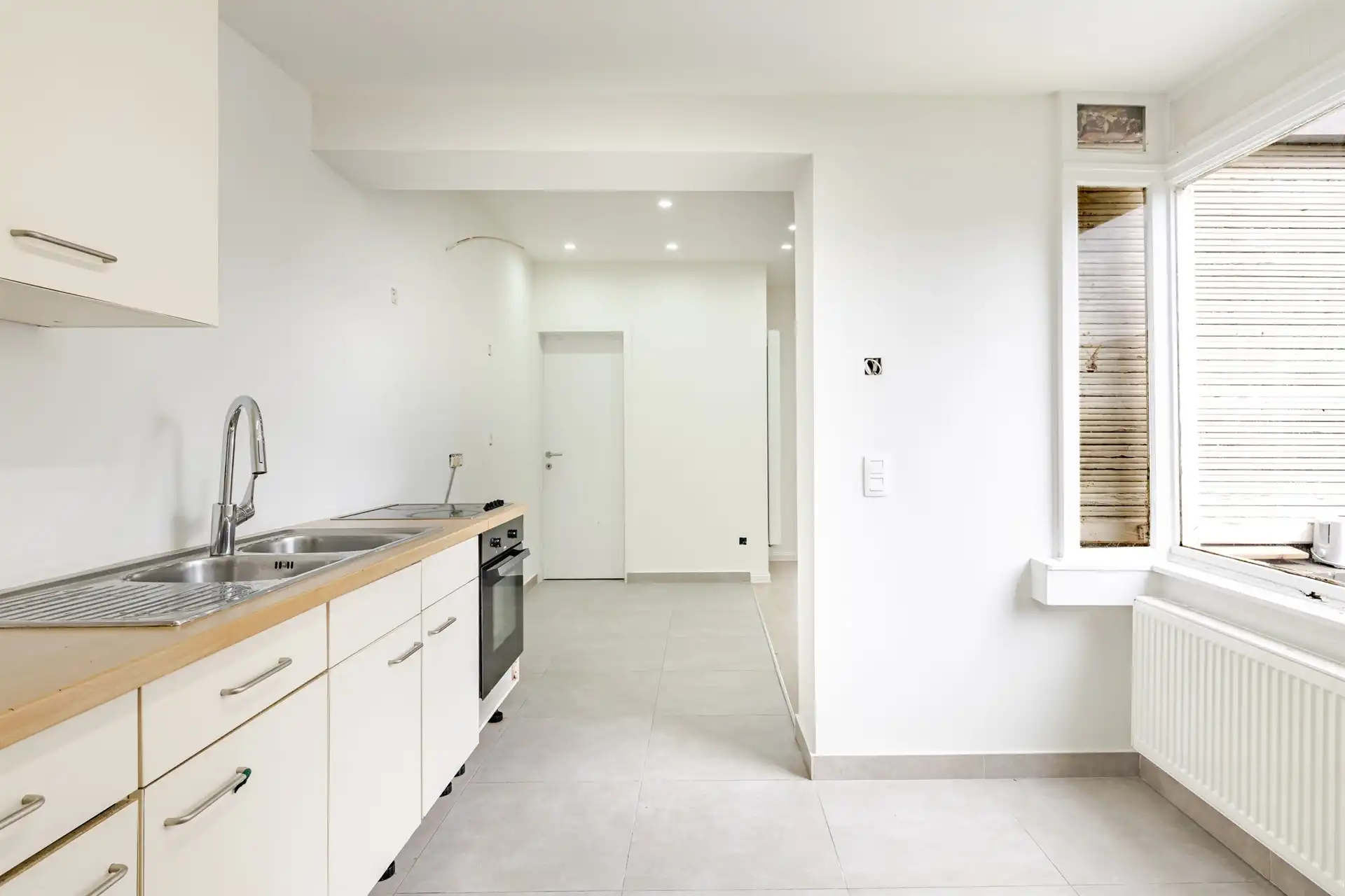 Deels gerenoveerde woning met drie slaapkamers te Erembodegem foto 8