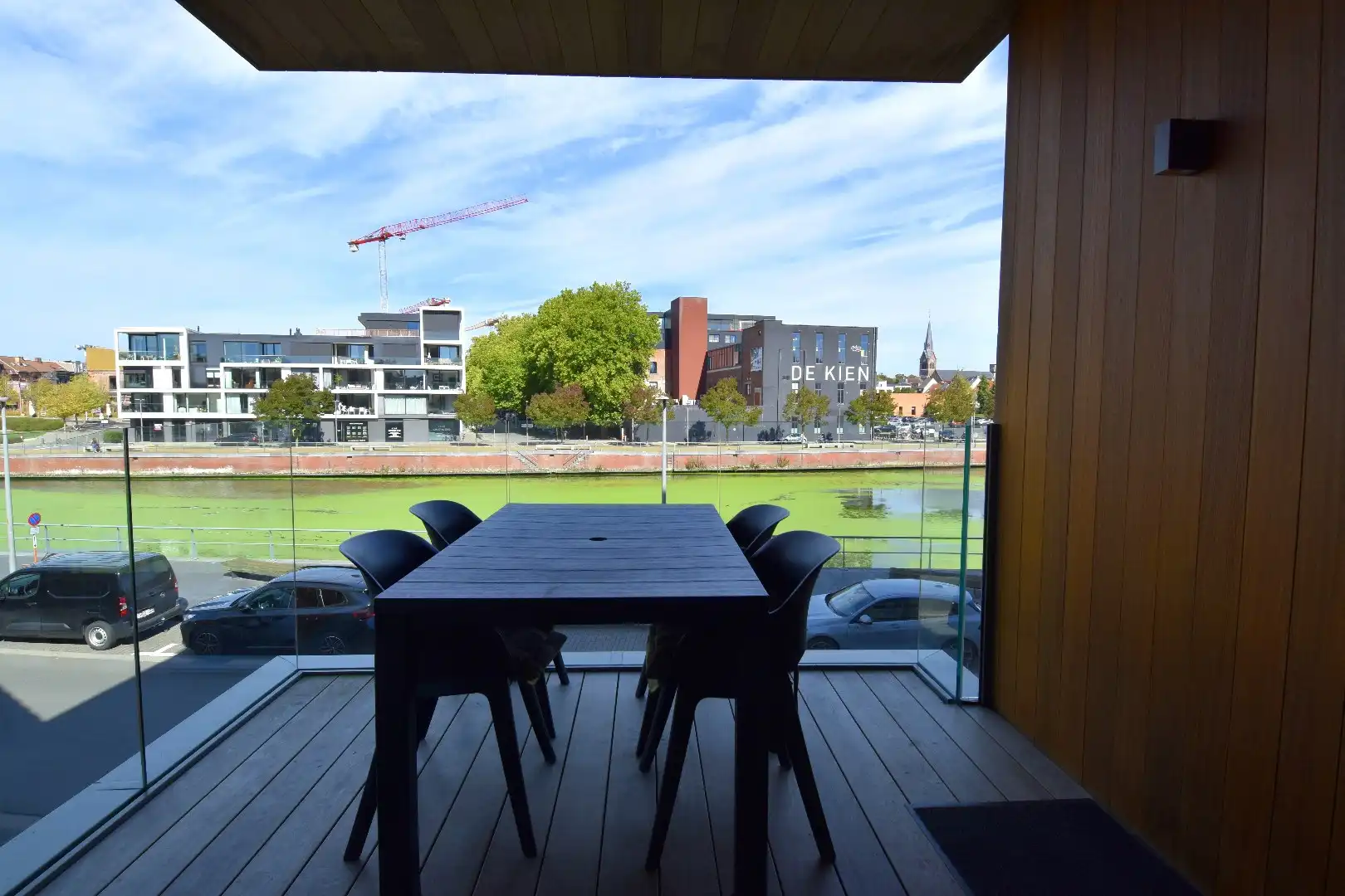 Recent appartement te koop in Kortrijk met frontaal zicht op de Leie foto 13