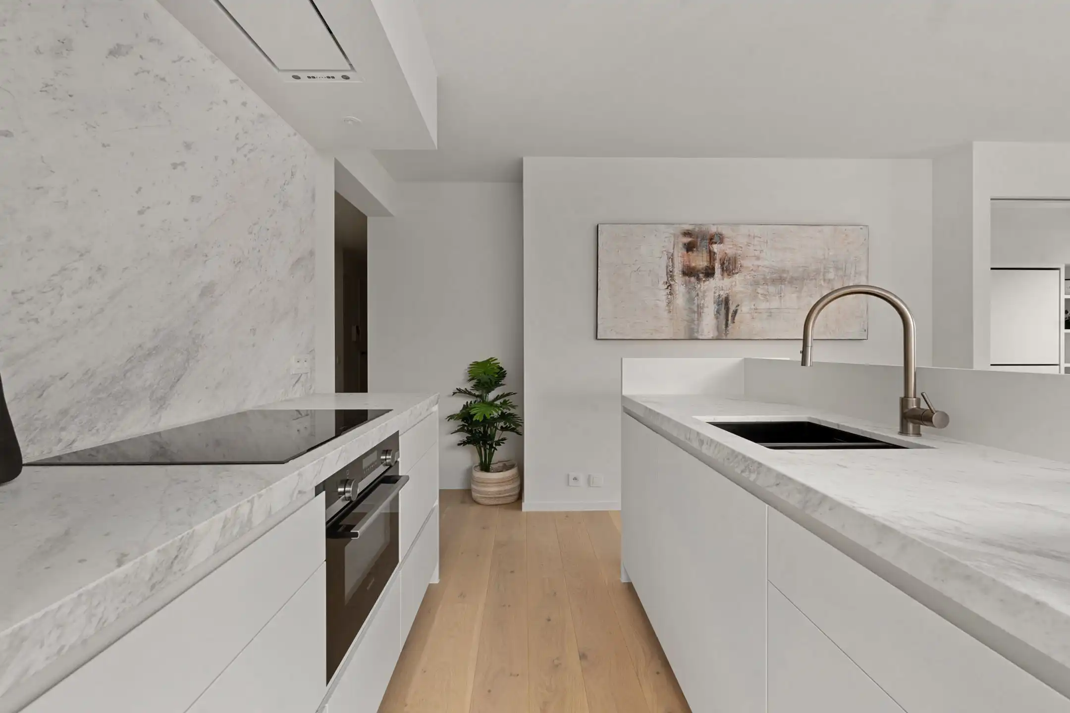 Prachtig gerenoveerd app met 2 slaapkamer centraal gelegen. foto 3