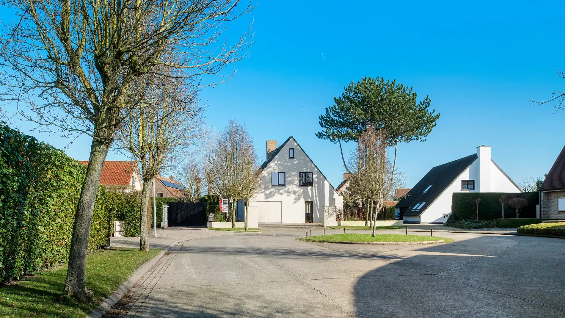 Alleenstaande en luxueus gerenoveerde villa op een rustige en residentiële ligging in Knokke foto {{pictureIndex}}
