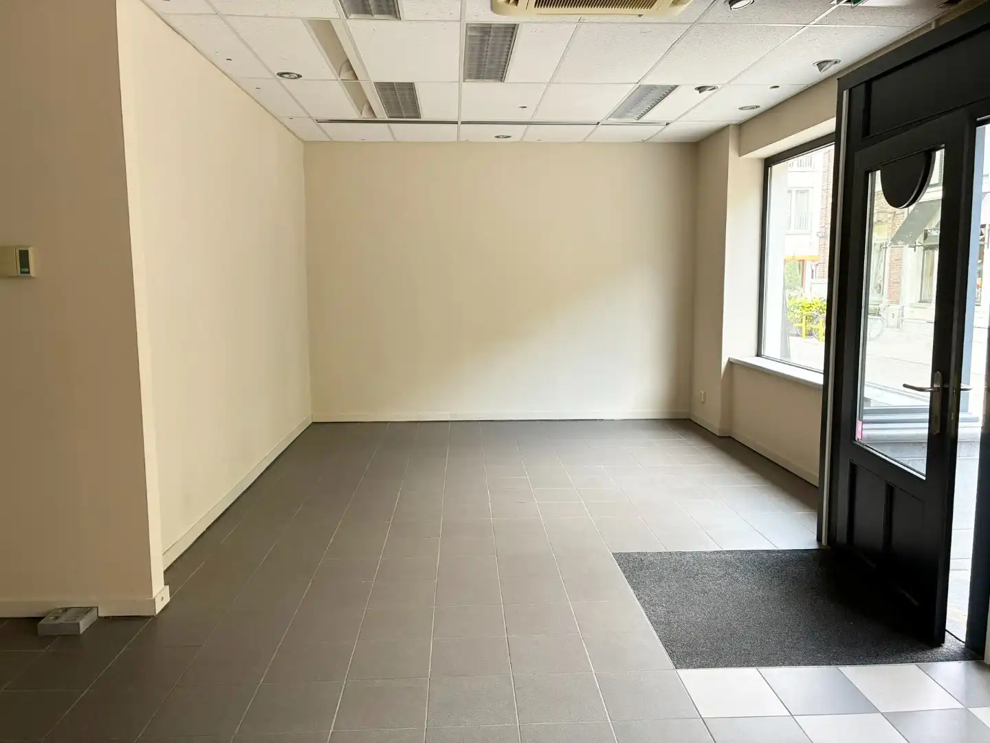Instapklaar handelspand gelegen op een commerciële locatie foto 2