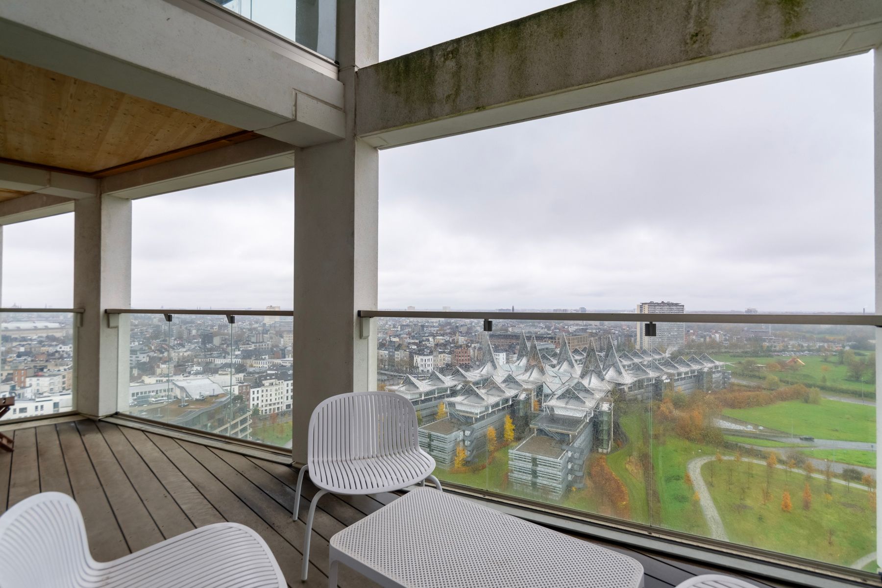 Lichtrijk 2 slpk app. met groot terras en zicht op park foto 5