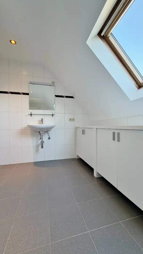 Ruime, zeer goed onderhouden villa met prachtige tuin in rustige doodlopende straat. foto 20