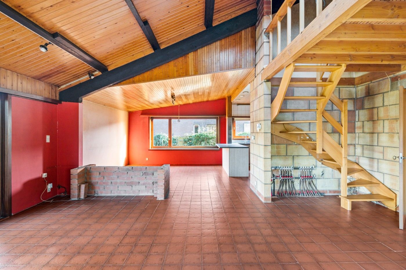 Vrijstaande laagbouwwoning met 2 slpk., tuin en garage foto 3