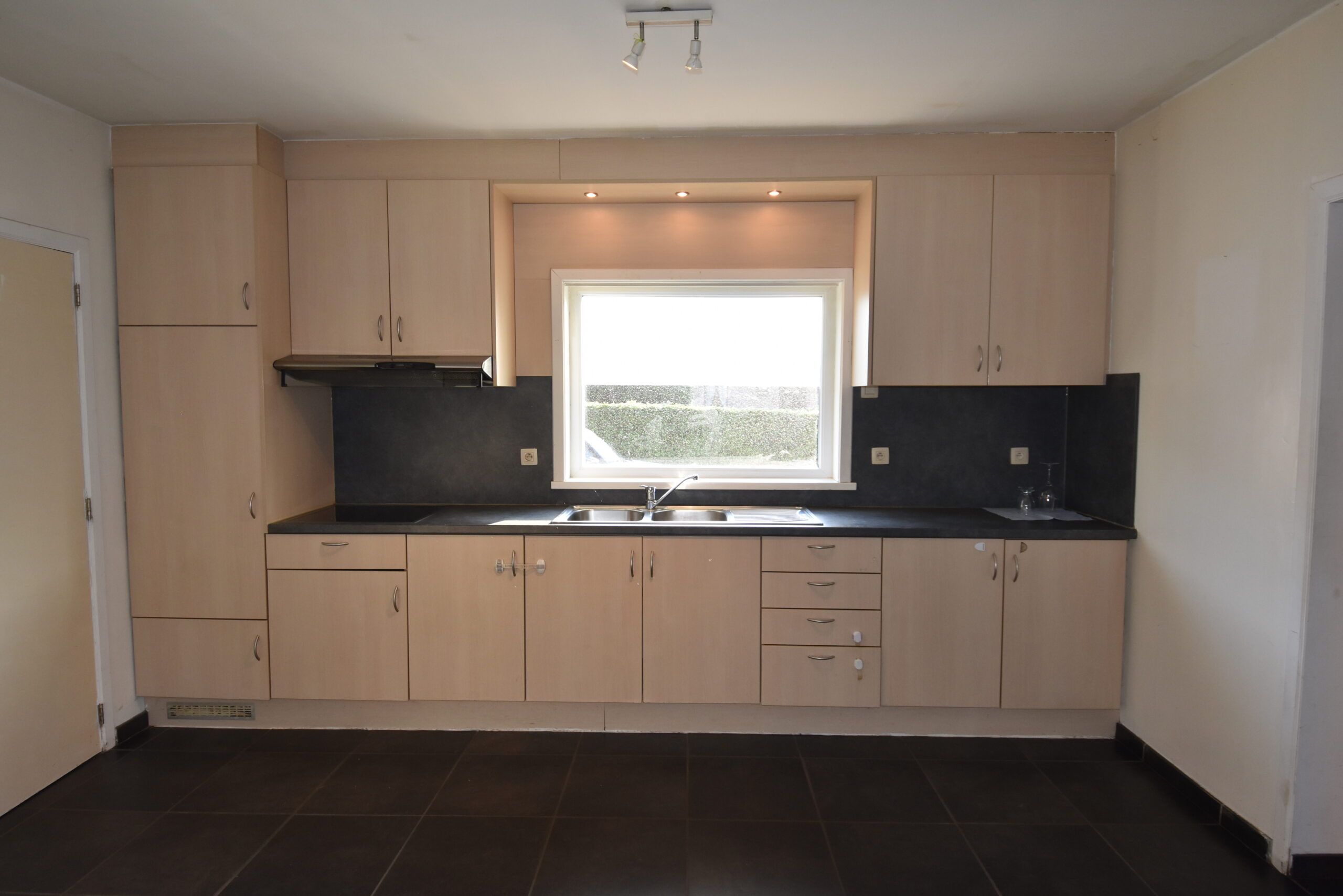 Gerenoveerde ruime woning met 3 slaapkamers foto 4