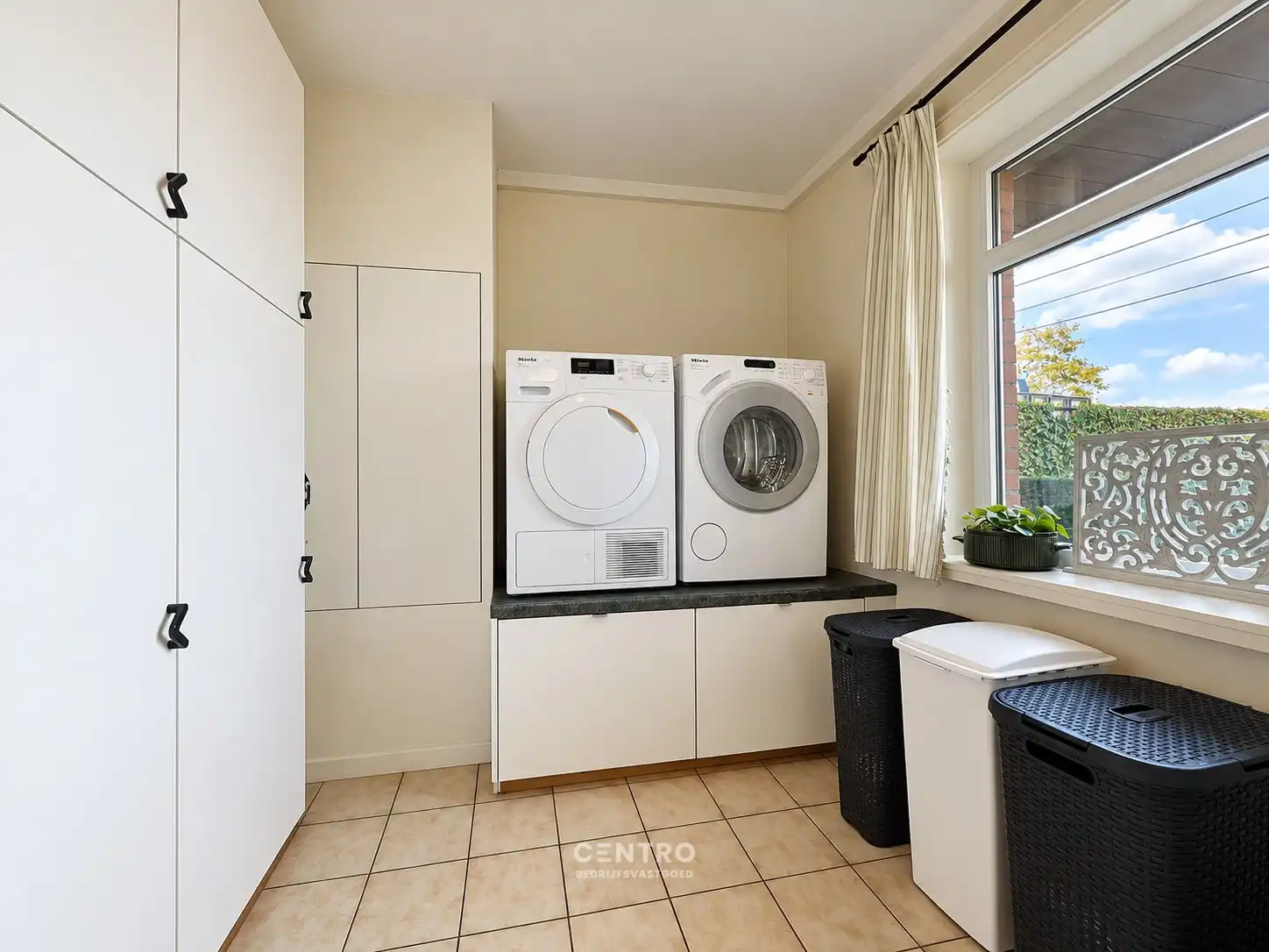 Veelzijdig bedrijfspand met ruim MAGAZIJN, TOONZAAL, KANTOREN EN COMFORTABELE WONING op 1.746 M²! foto 30