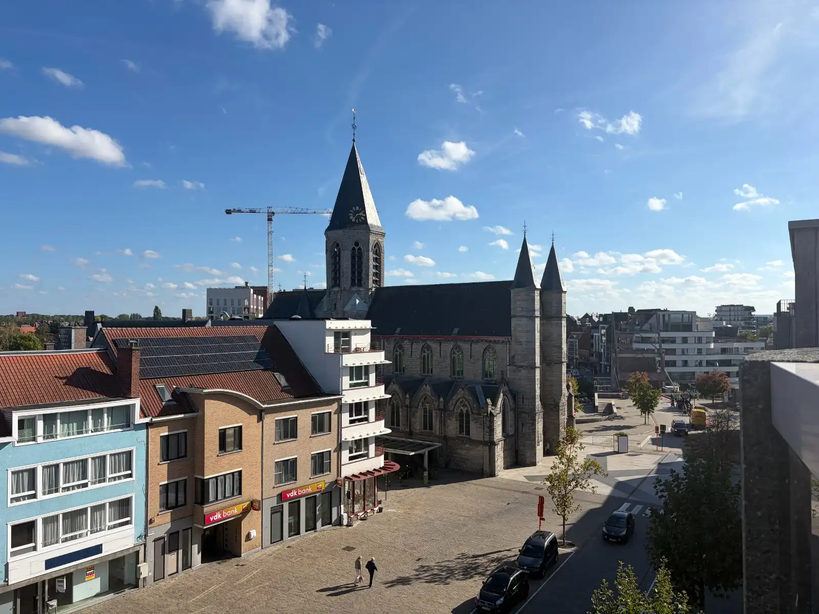 UNIEK DUPLEXAPPARTEMENT MET 2 RUIME TERRASSEN, AUTOSTAANPLAATS EN PRACHTIG UITZICHT OP DE MARKT VAN DEINZE! foto {{pictureIndex}}