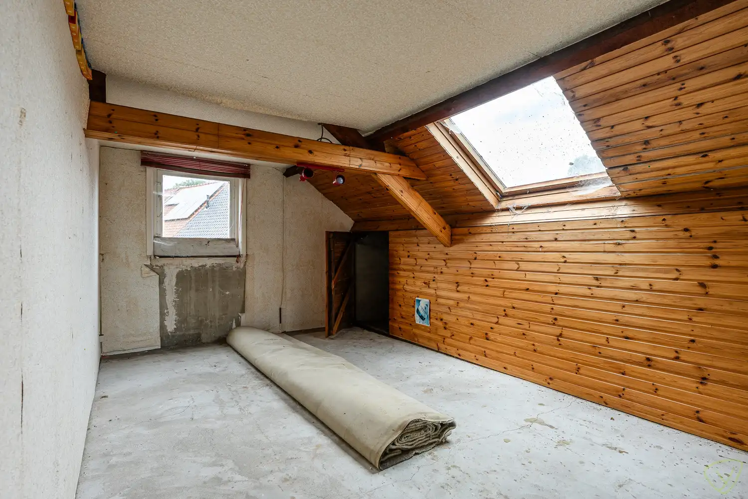 Ruime gezinswoning te koop in Eeklo met 3 slaapkamers met een ruime loods achteraan, die perfect voor een combinatie van comfortabel wonen en werken kan zijn. foto 18