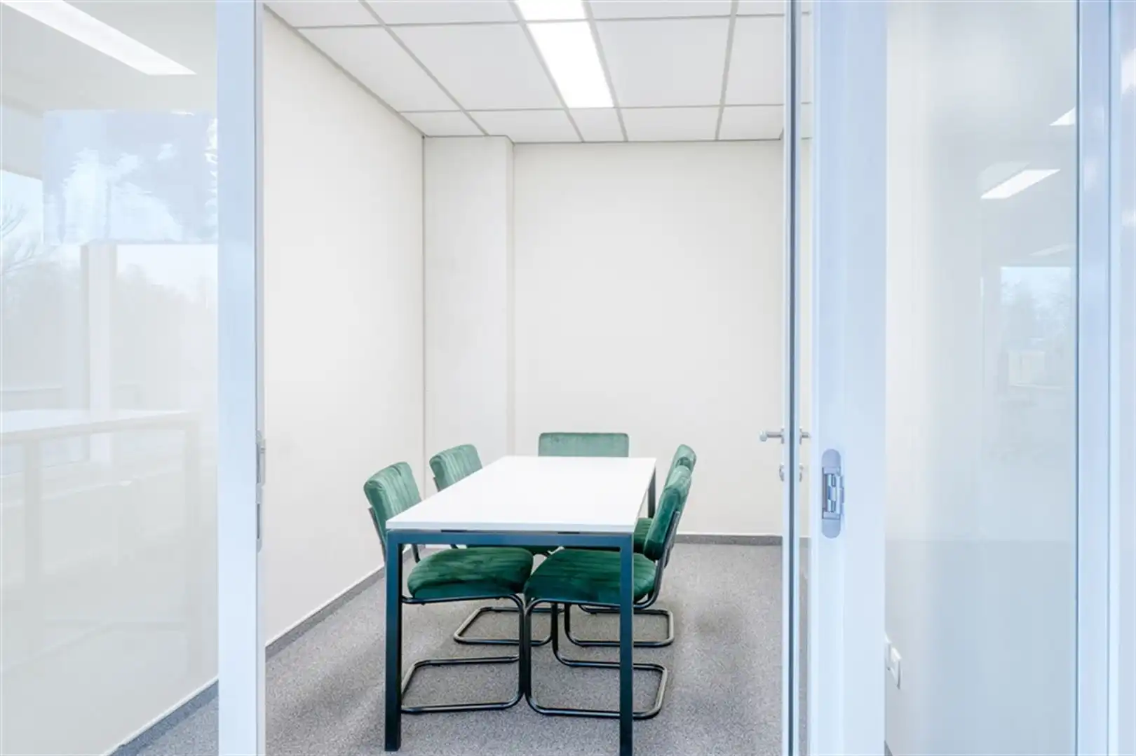 Gelegen aan het klaverblad (E40/E17) foto 8