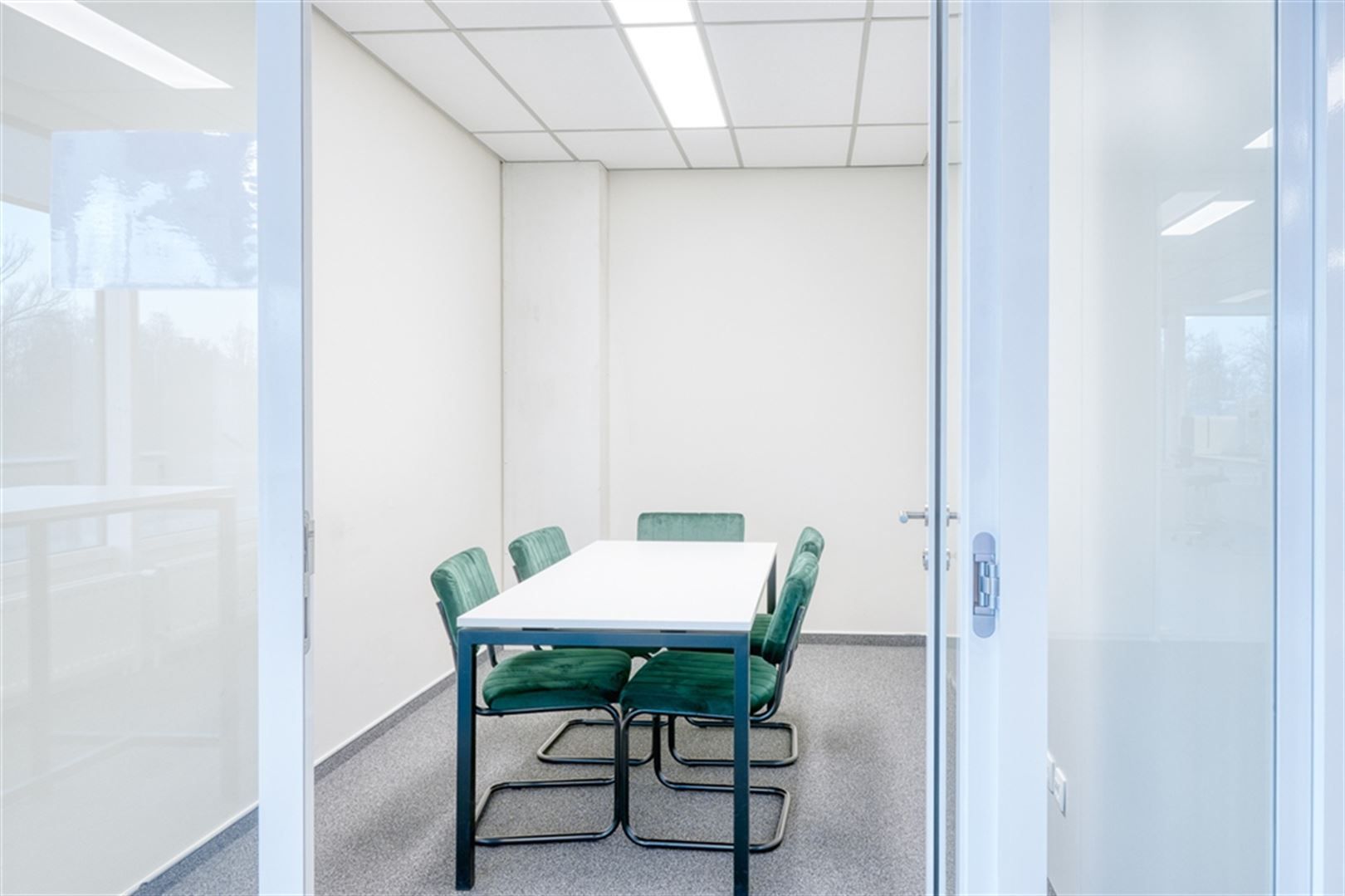 Gelegen aan het klaverblad (E40/E17) foto 8