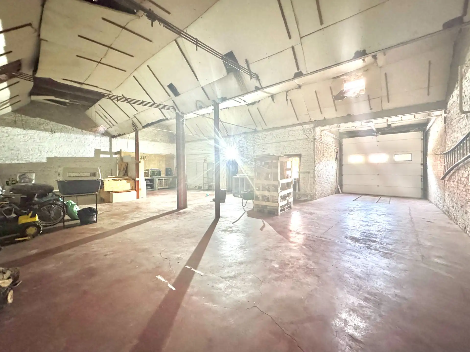 HALFOPEN WONING MET MAGAZIJN OP 562 M² foto 3