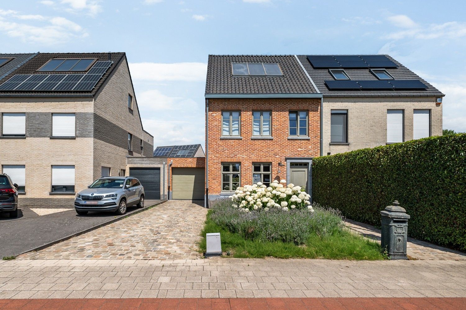 Prachtige woning met 3 ruime slaapkamers, inpandige garage met oprit, tuin & atelier! foto {{pictureIndex}}