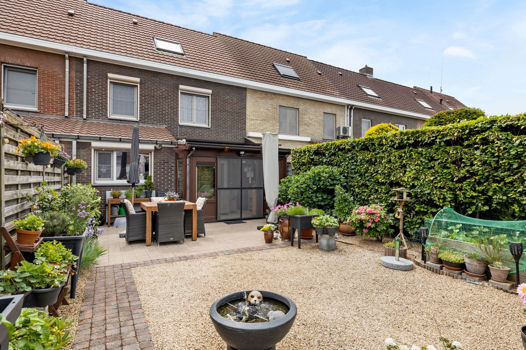 Charmante gezinswoning met tuin, garages en zonnepanelen foto 13