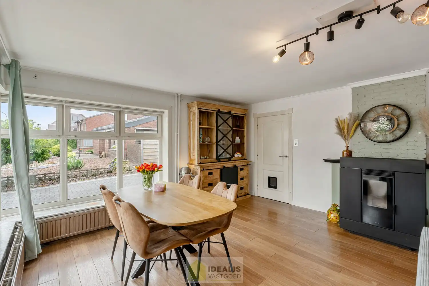 CHARMANTE EN GOED ONDERHOUDEN WONING MET 2 SLAAPKAMERS, 2 BADKAMERS, KNAP UITGERUSTE KEUKEN EN LICHTRIJKE WOONKAMER OP EEN HEERLIJK PERCEEL MET GROEN VERGEZICHT! foto 10