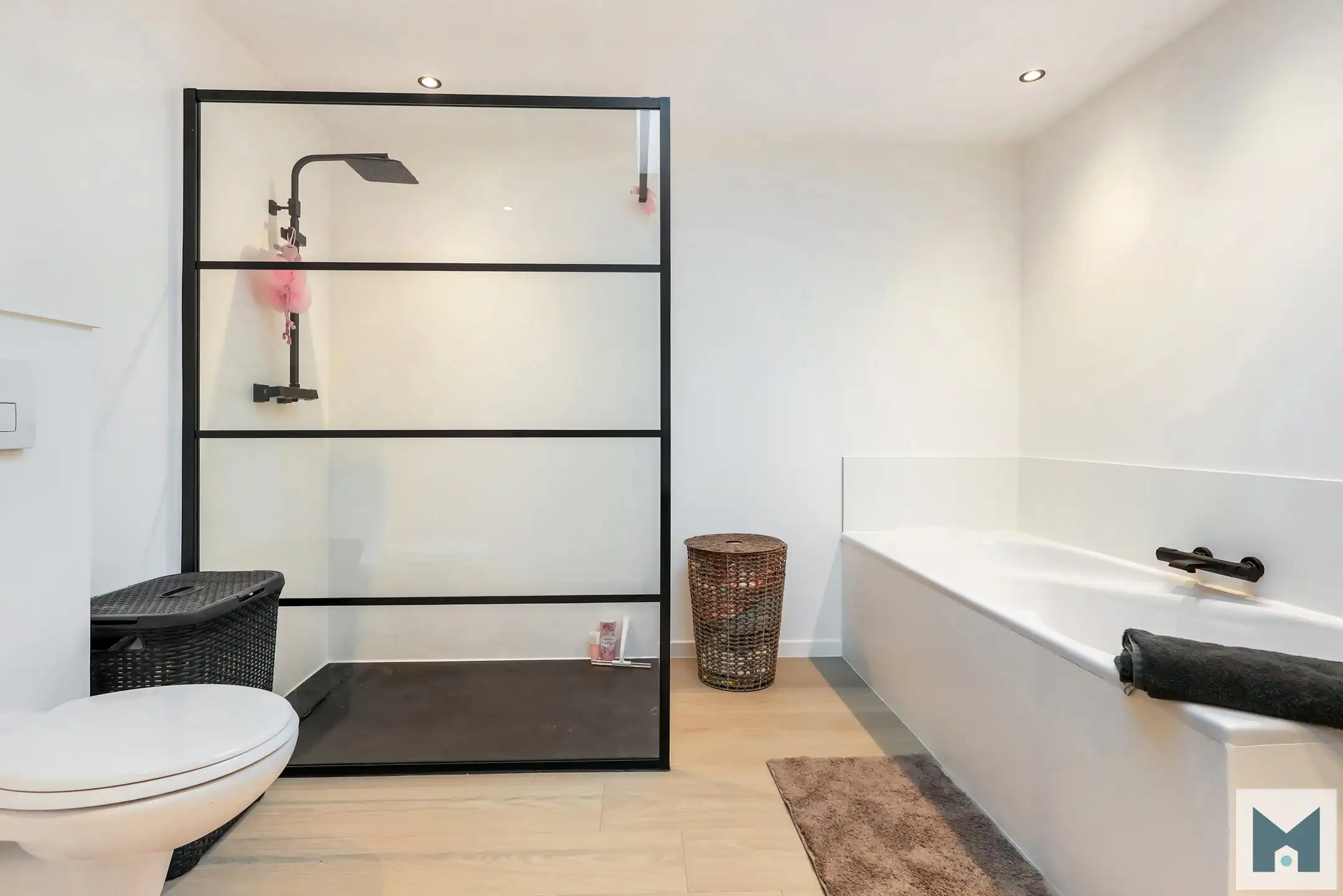 Vernieuwde, energetische woning met 5 slpks te Baasrode! foto 9