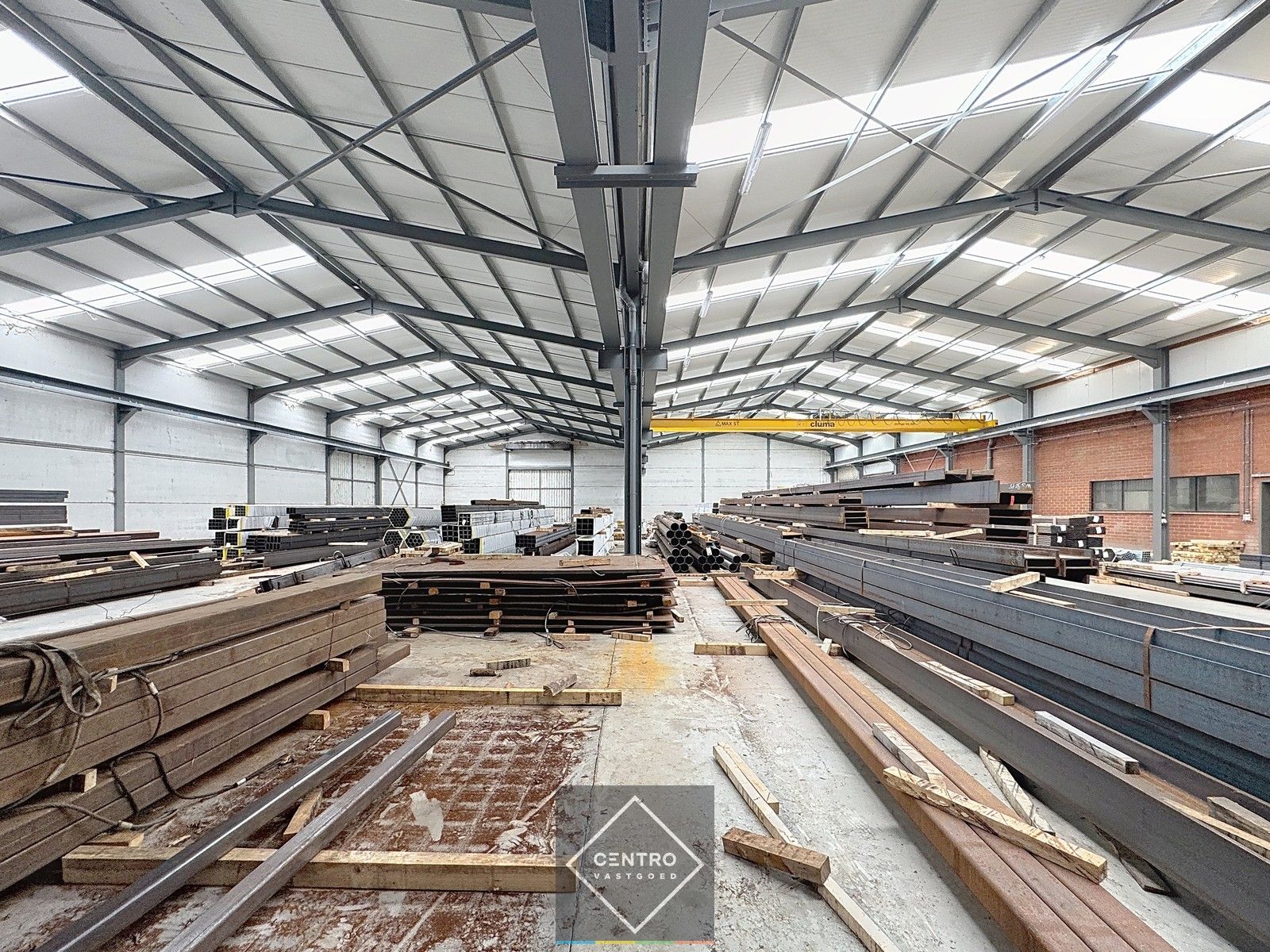 Instapklare MAGAZIJNEN (1.500m²), voorzien van 2 ROLBRUGGEN (5 ton) en geïntegreerde KANTOORRUIMTE met sanitaire voorzieningen. Op ambachtelijke zone te Wingene! foto 6