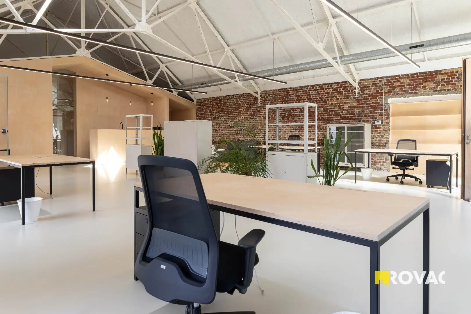 Stijlvolle en instapklare kantoorruimte met binnentuin in centrum Izegem! foto 3