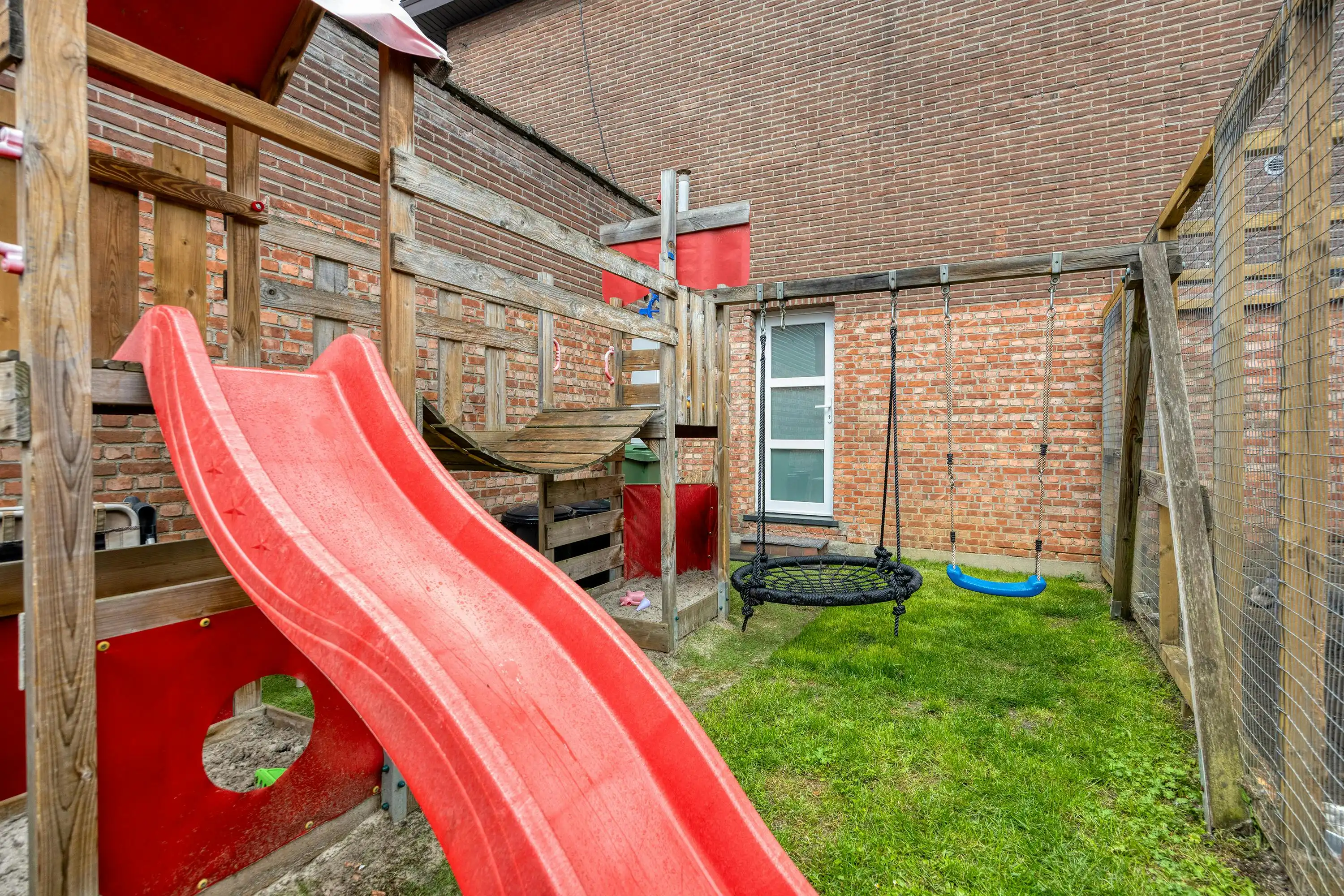 Instapklaar huis met 3 slaapkamers te koop in Merksem foto 23