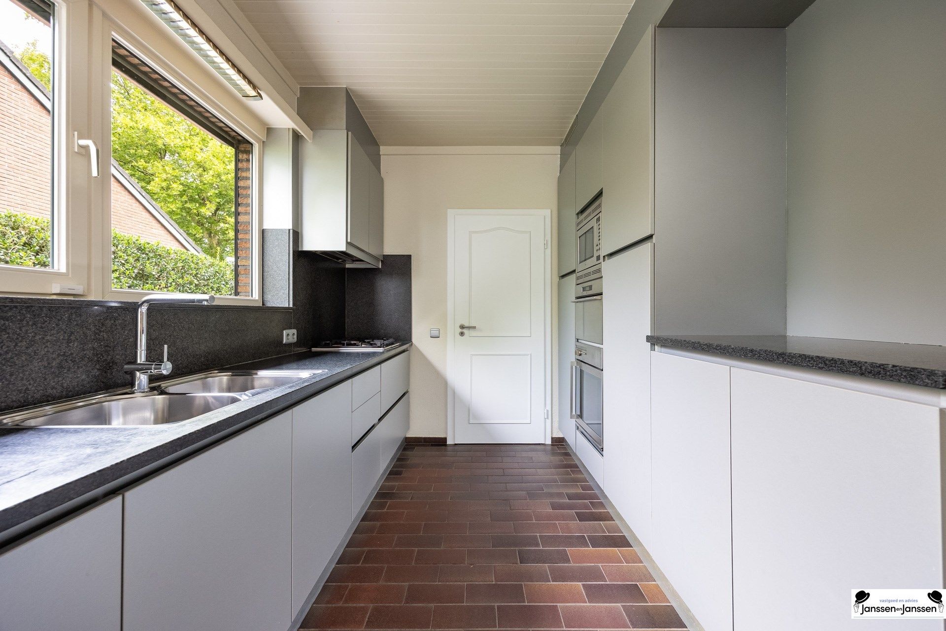 Charmante laagbouwwoning met 3 slaapkamers en prachtige tuin foto 6