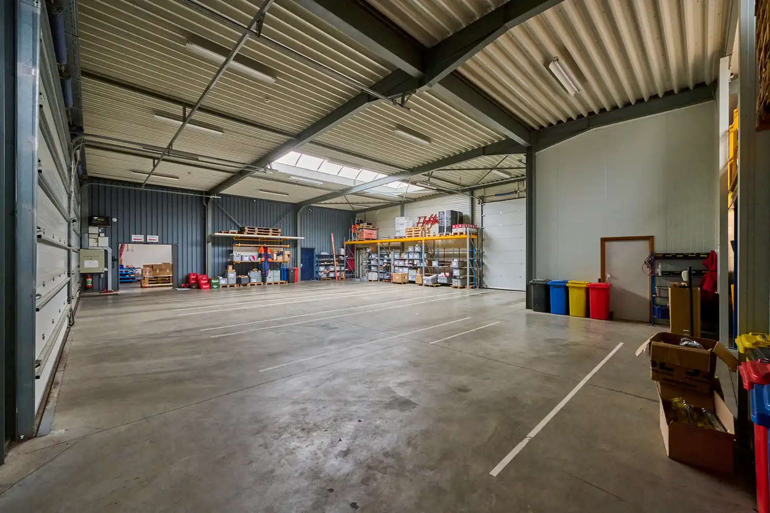 Representatief bedrijfsgebouw met luxe kantoren, showroom en bedrijfshal op zichtlocatie foto 7