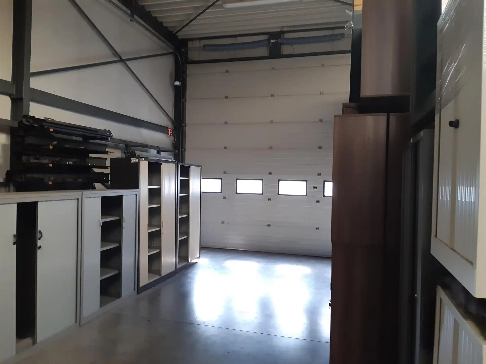 TE HUUR - Bedrijfshal met mooie showroom en kantoorruimte foto 7