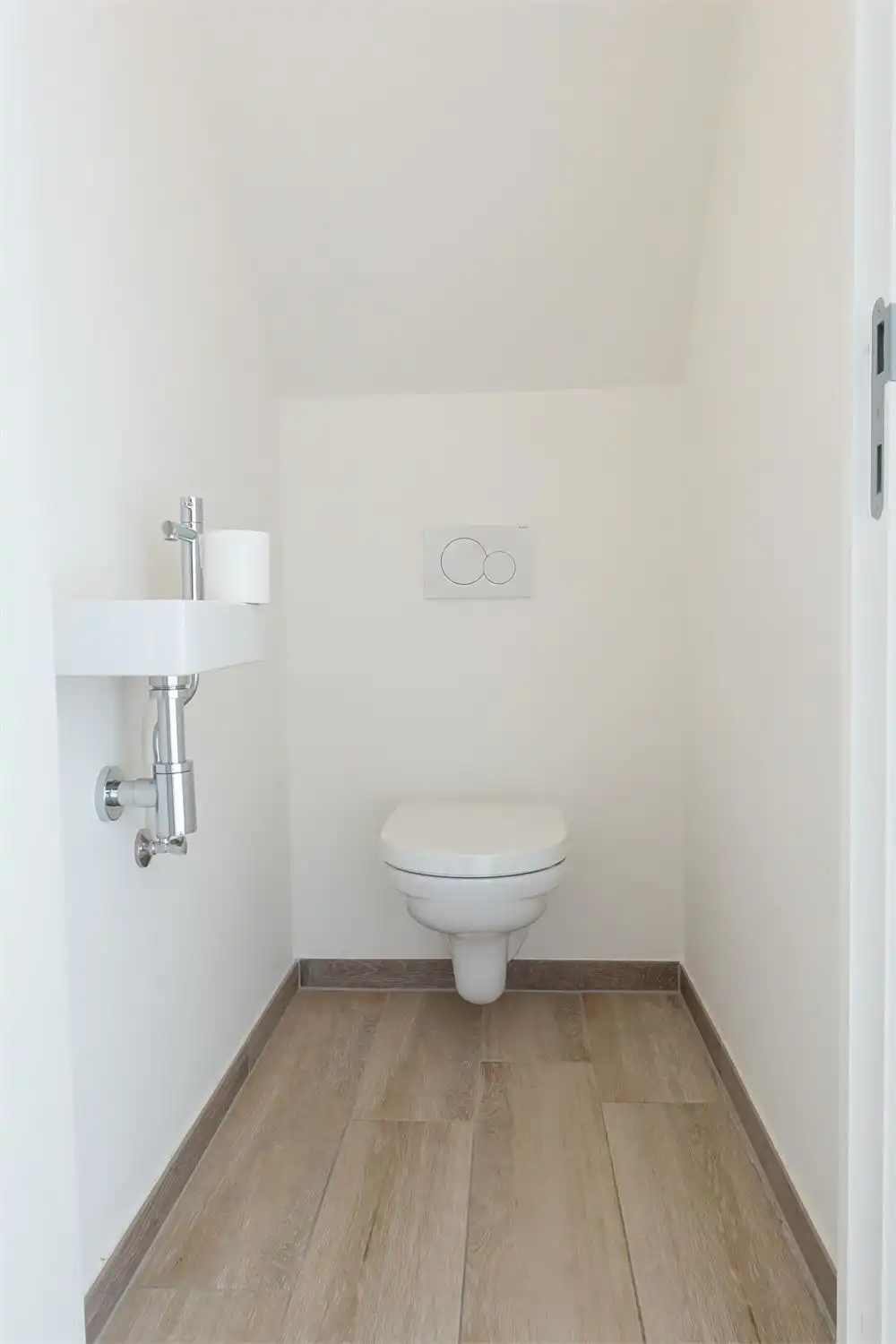 Centraal gelegen appartement met zicht op de vaart ,2 slaapkamers, terras en afgesloten staanplaats. foto 4