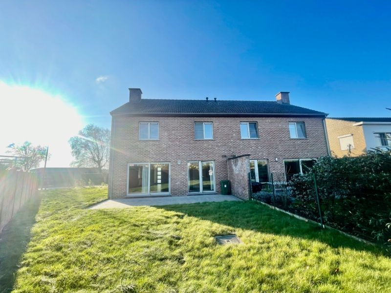 RECENTE HALFOPEN BEBOUWING MET DRIE SLAAPKAMERS EN GARAGE TE HUUR foto 13