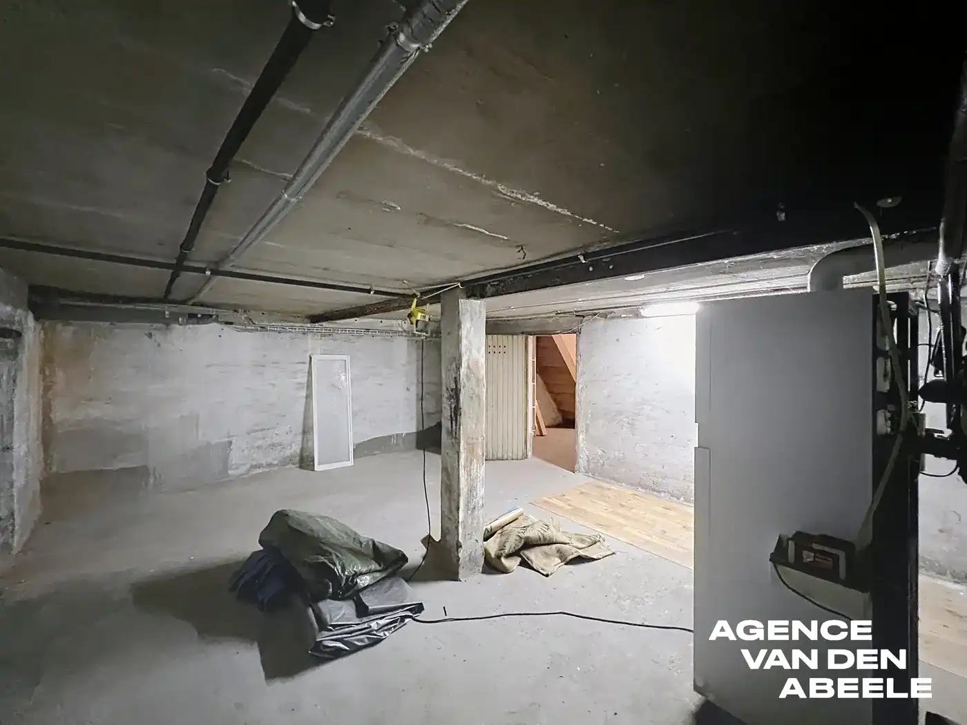 Zeer ruime burgerswoning met 4 slaapkamers en groot terras nabij de Smedenpoort   foto 15