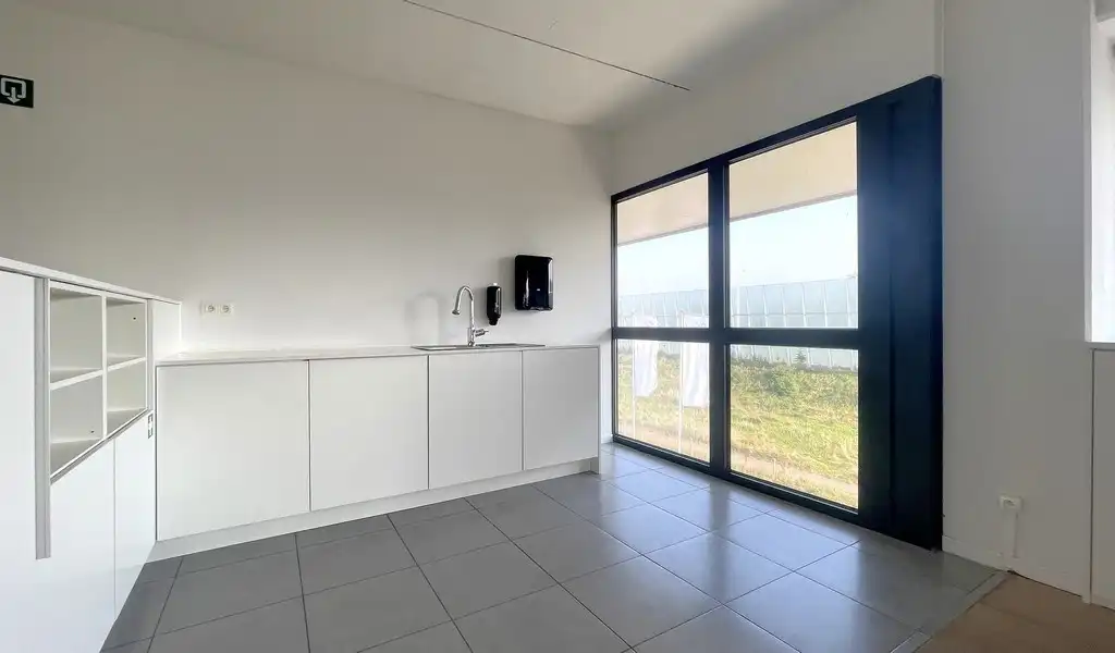 Modern afgewerkte kantoorruimte te huur in Burcht foto 17