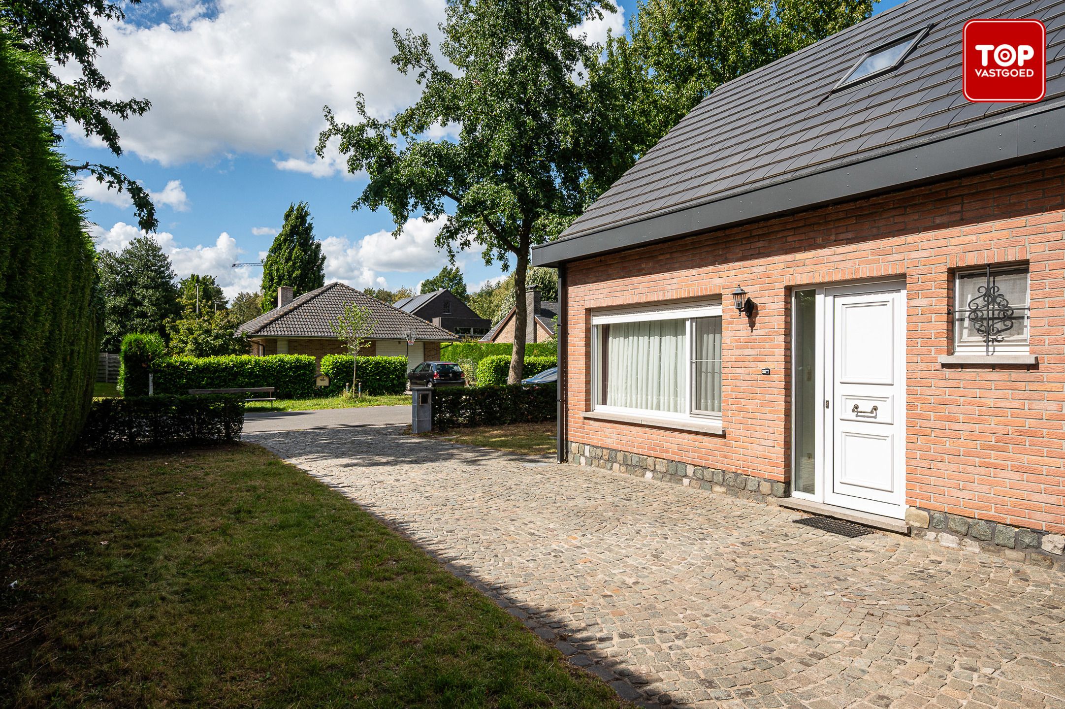 Alleenstaande woning met 3 slaapkamers, 2 badkamers en inpandige garage  foto 2
