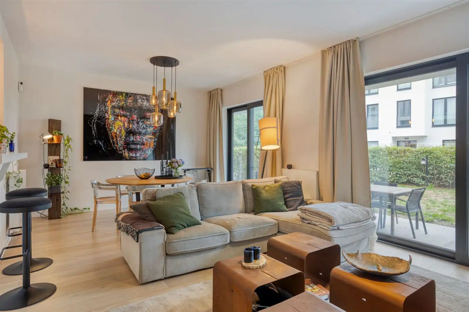 Prachtig recent gelijkvloers appartement met 2 slaapkamers, tuin en parking foto 8