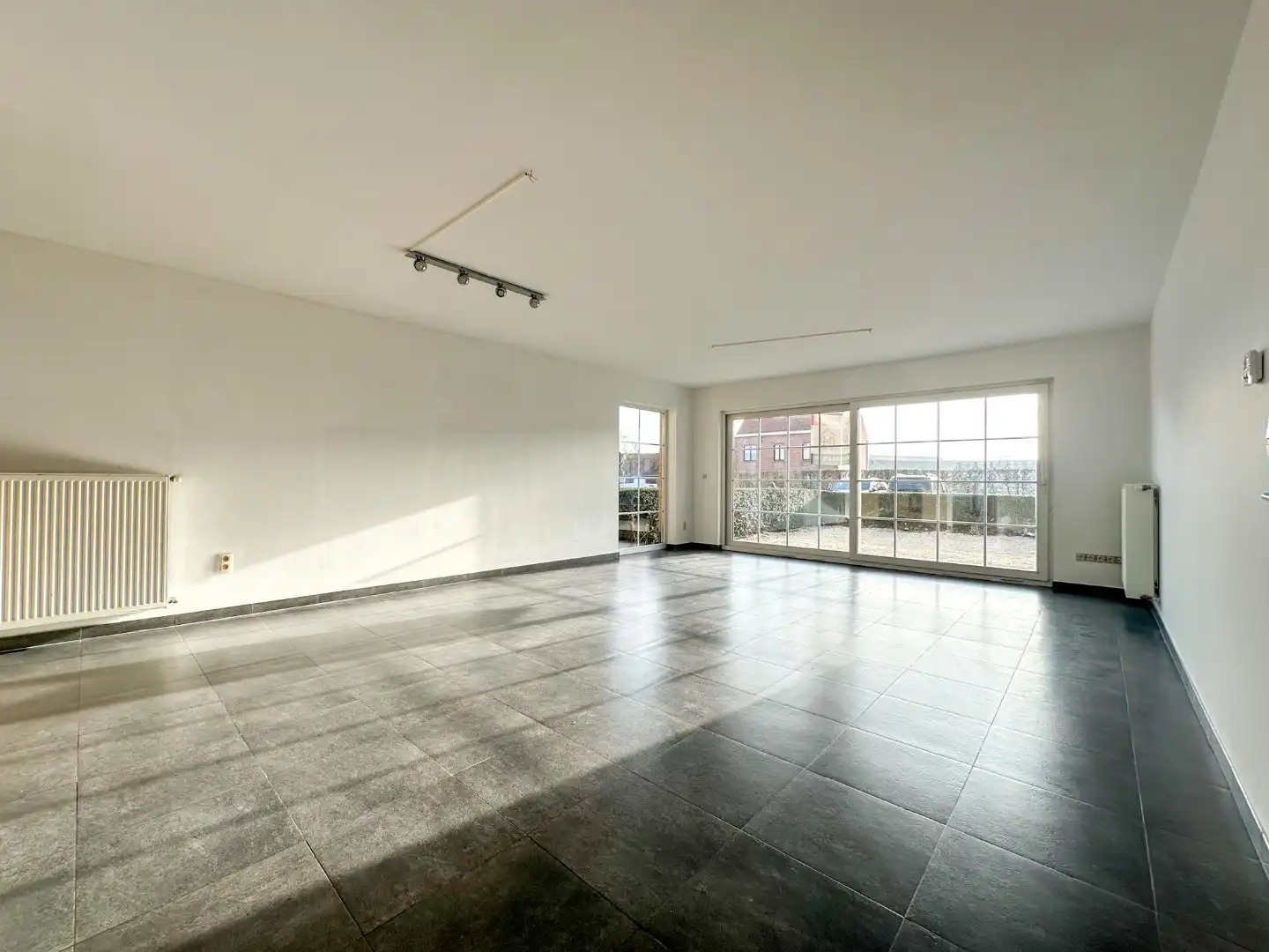 Lichtrijk gelijkvloers appartement met 2 slpk, garage en autostandplaats foto 6