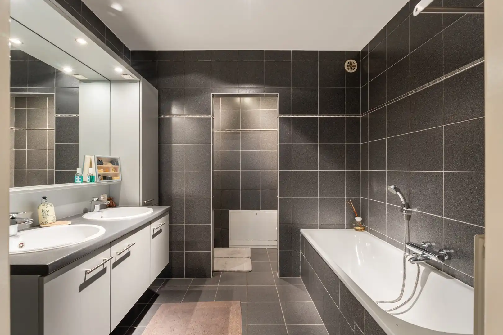 Appartement met 3 of 4 slaapkamers nabij het centrum. foto 15