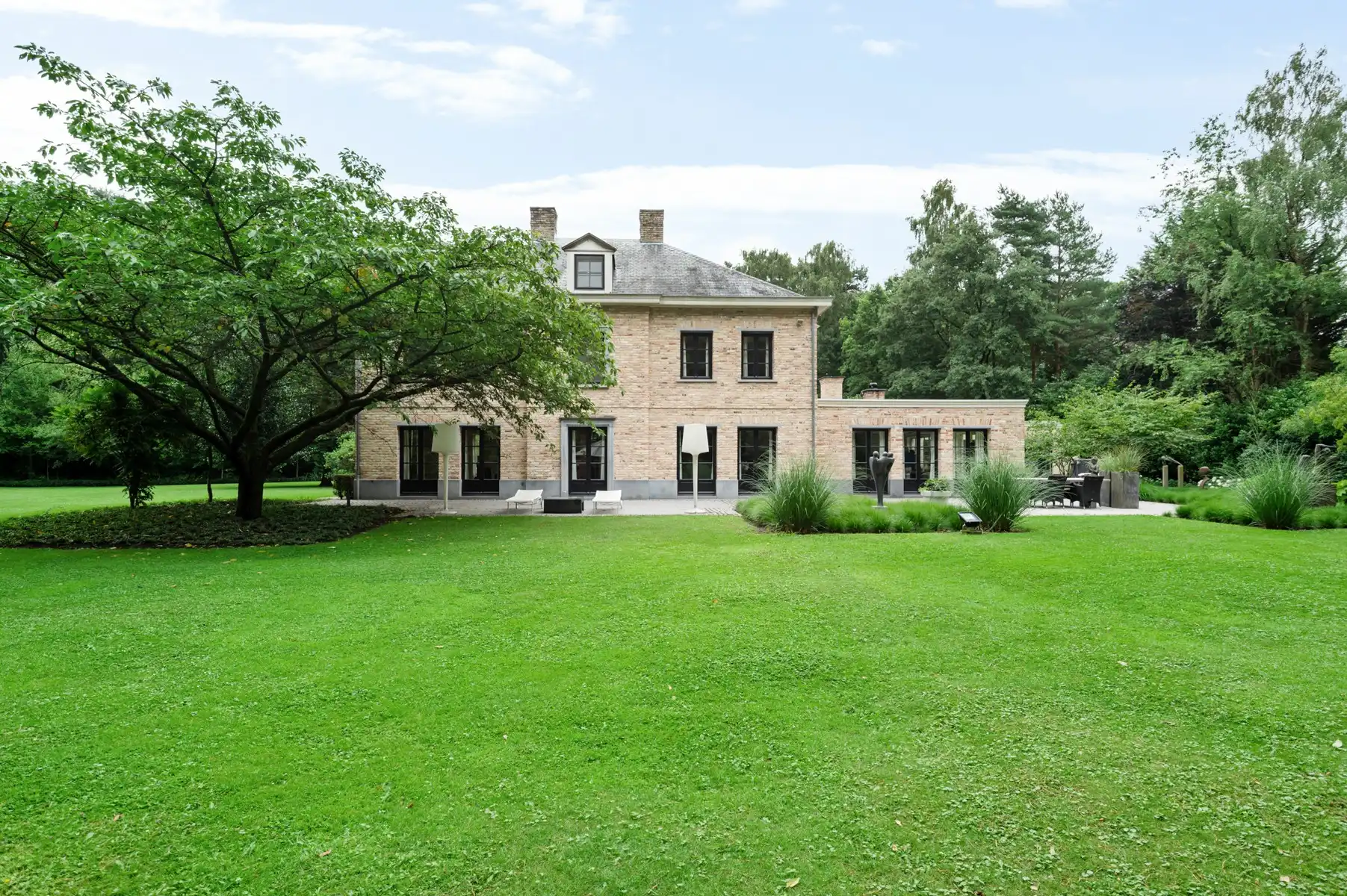 Exclusieve instapklare villa met 15.088m² parktuin foto 3